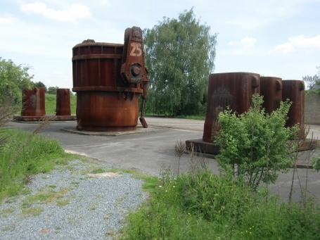 Raketenstation Hombroich : Ausrangierte Roheisenpfanne aus einem Stahlwerk